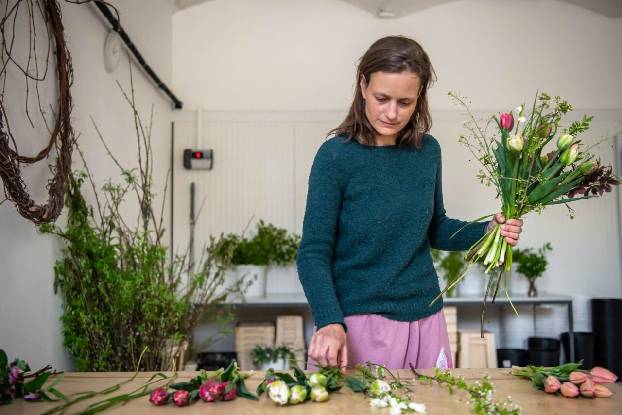 Míla  Hilgertová založila na okraji Prahy farmu Kytky od potoka. Foto: Kateřina Hefler, Ekonews