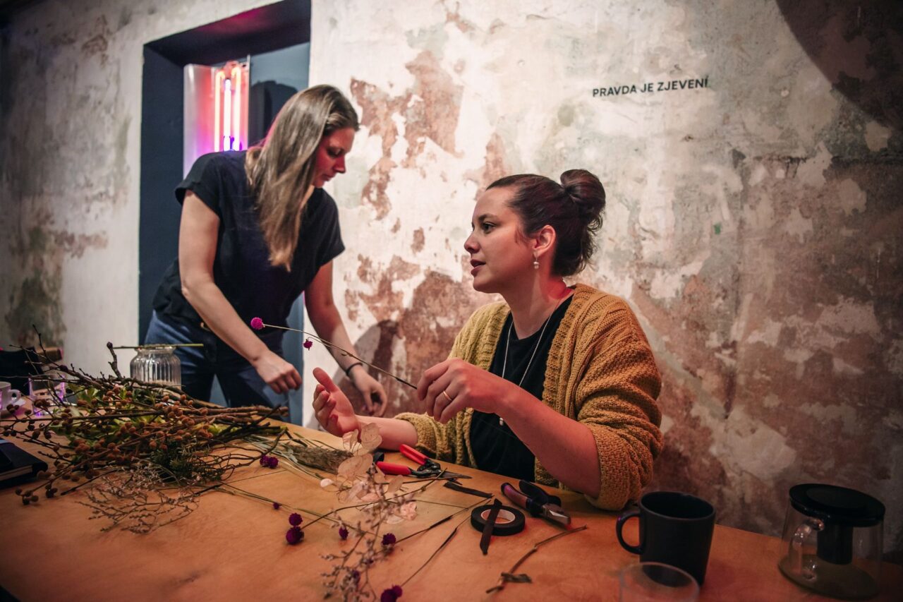 Anna Plischke (vlevo) založila ateliér Verbaskum, posléze se k ní přidala Monika  Pospíšilová. Foto: Kateřina Hefler, Ekonews