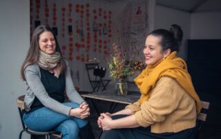 Anna Plischke (vlevo) a Monika Pospíšilová se v ateliéru Verbaskum věnují udržitelné floristice. Foto: Kateřina Hefler, Ekonews