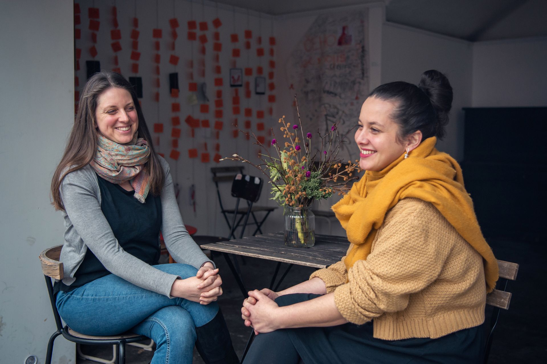 Anna Plischke (vlevo) a Monika Pospíšilová se v ateliéru Verbaskum věnují udržitelné floristice. Foto: Kateřina Hefler, Ekonews