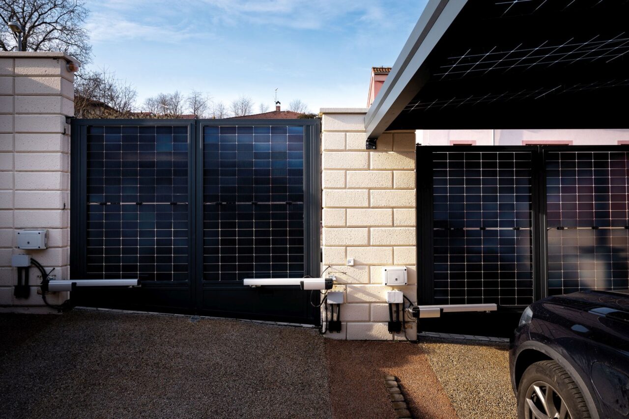 Papírový výkon plotu je 4,5 kilowattu, ale kolik elektřiny fotovoltaika skutečně dokáže vyrobit, se uvidí až po roce provozu. Foto: Marek Knittl, Reportér