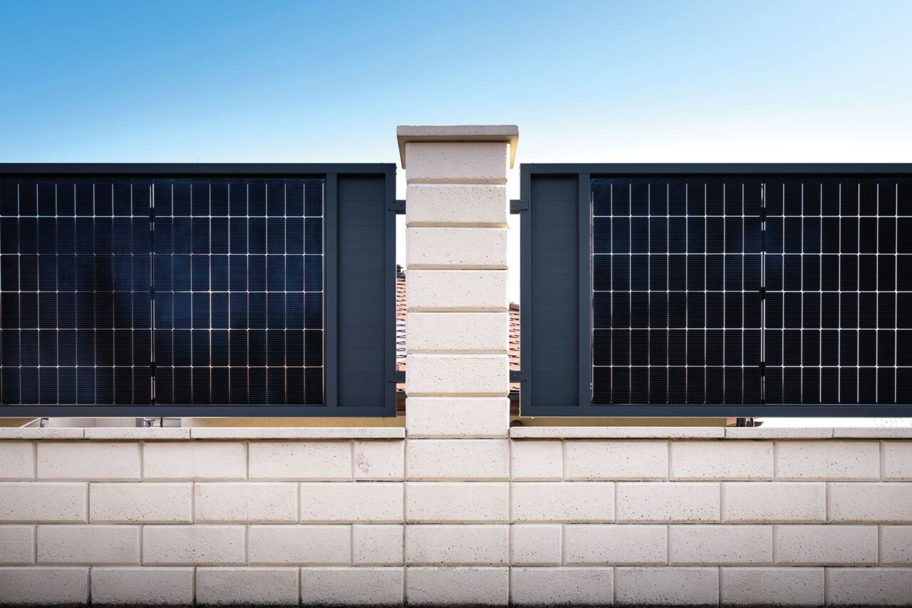 Fotovoltaické panely tvořící plot, který míří kolmo k zemi, mají nižší účinnost než panely nainstalované v ideálních podmínkách. Ztráta se má pohybovat mezi deseti a dvaceti procenty. Foto: Marek Knittl, Reportér