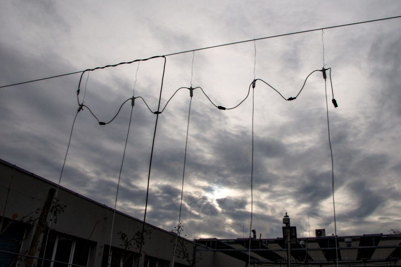 Déle než dva roky na ČZU sledují pomocí různých čidel a měřicích zařízení vlastnosti keřů, plodů, ale i okolní klima a půdu. Foto: Karolína Chlumecká, Ekonews