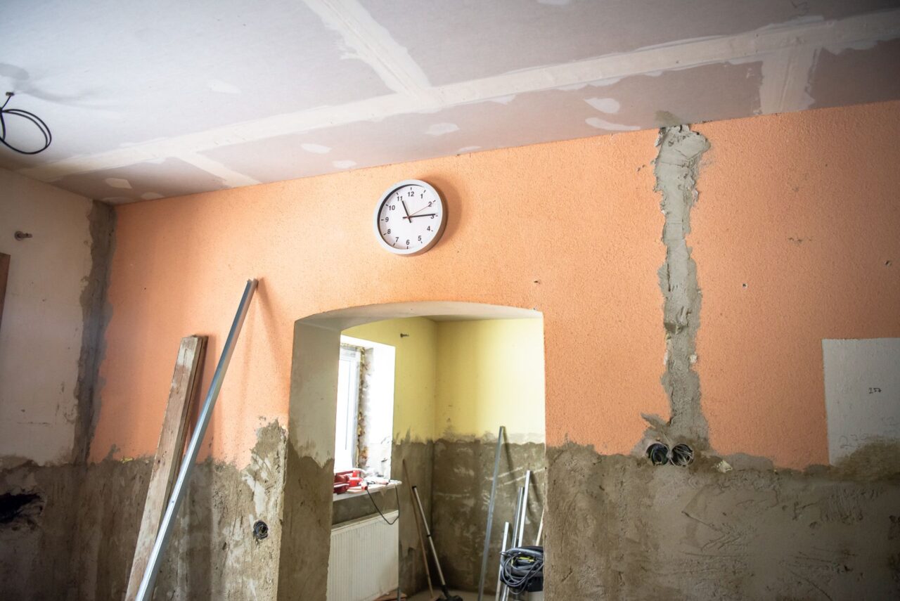 Renovační práce na jednom z vytopených domů v obci Zátor na Bruntálsku. Foto: Kateřina Hefler, Ekonews