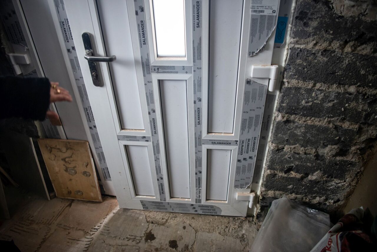 Renovační práce na jednom z vytopených domů v obci Zátor na Bruntálsku. Foto: Kateřina Hefler, Ekonews