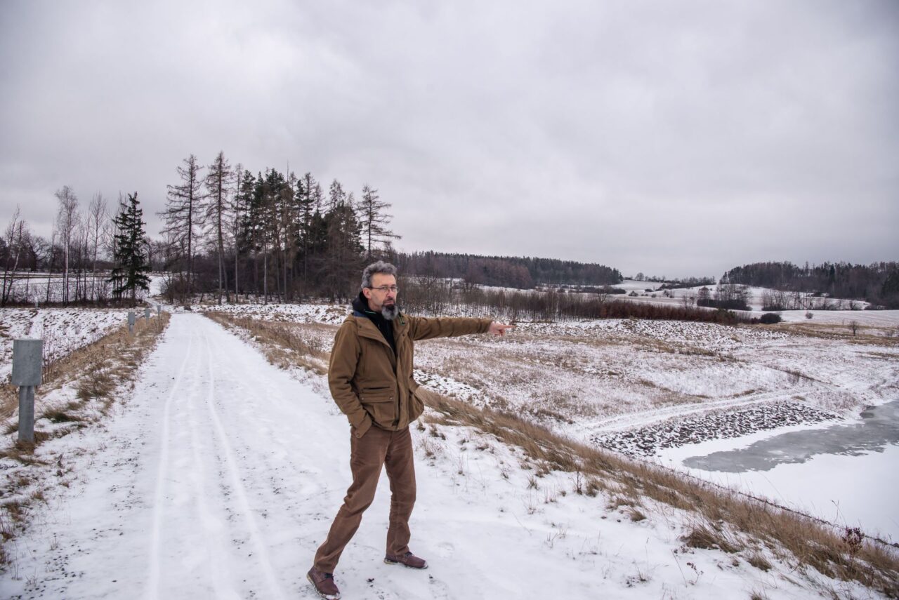Místostarosta obce Lichnov Jan Gemela ukazuje ochrannou retenční nádrž Lichnov II (poldr), která snižuje při povodních průtok v Tetřevském potoce a následně v řece Čižině. Foto: Kateřina Hefler, Ekonews