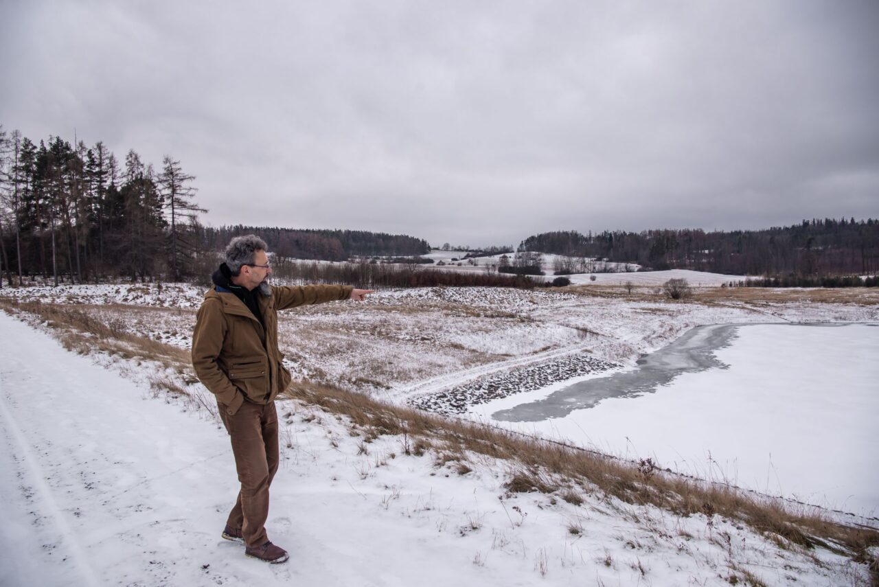 „Když zaprší, tak je to pěkné, najednou tu vznikne jakoby lužní les, nalétnou sem kačeny,“ líčí na břehu jednoho z poldrů lichnovský místostarosta Jan Gemela. Foto: Kateřina Hefler, Ekonews