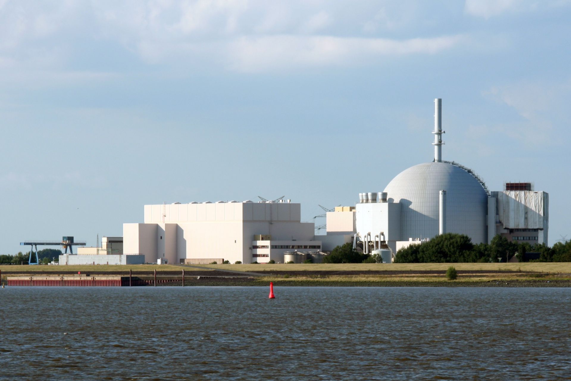 Jaderná elektrárna Brokdorf na břehu Labe byla vyřezena z provozu na konci roku 2021. Foto: Alois Staudacher, Wikimedia Commons