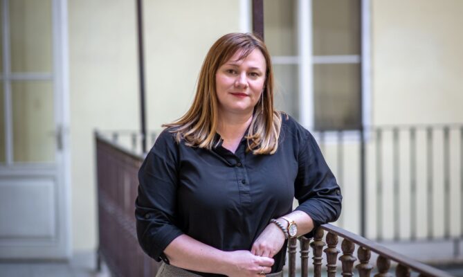 Petra Koudelková se specializuje na společenskou odpovědnost firem, greenwashing a komunikaci udržitelnosti. Foto: Kateřina Hefler, Ekonews