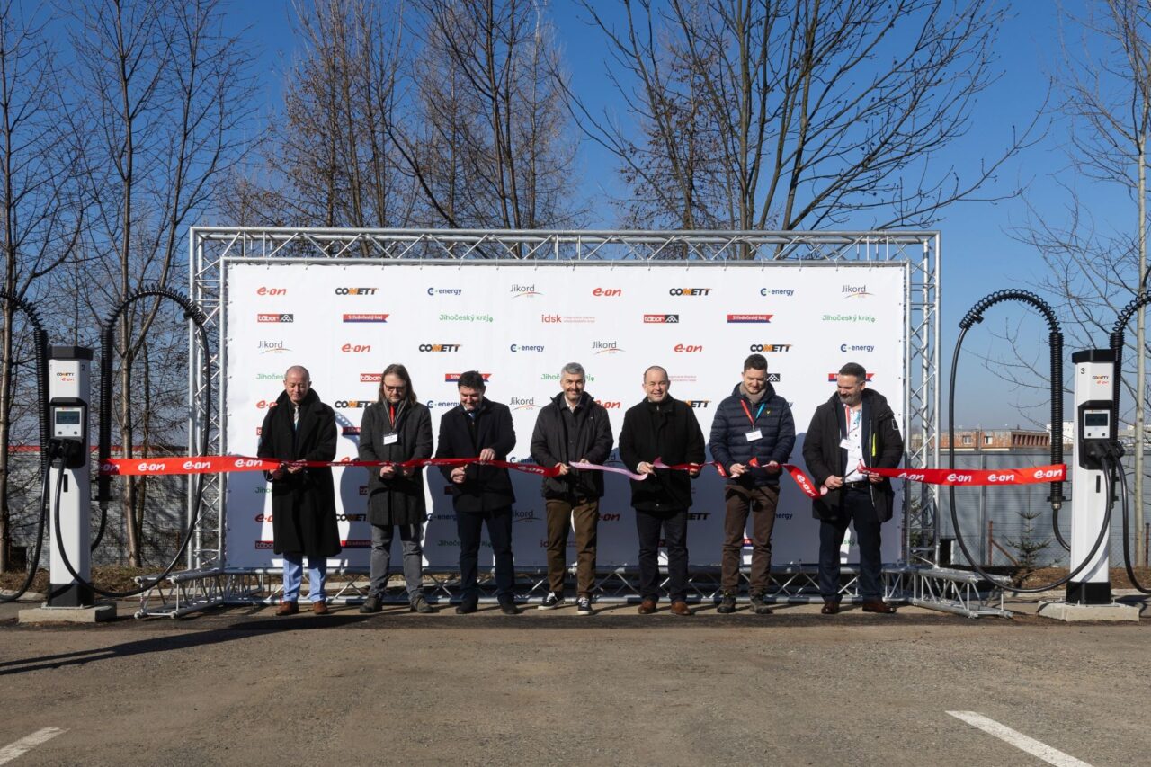 Slavnostní přestřižení pásky v dobíjecím depu v Táboře, jehož se ujali zástupci společností E.ON či Comett a místní samosprávy. Foto: poskytnuto společnost E.ON