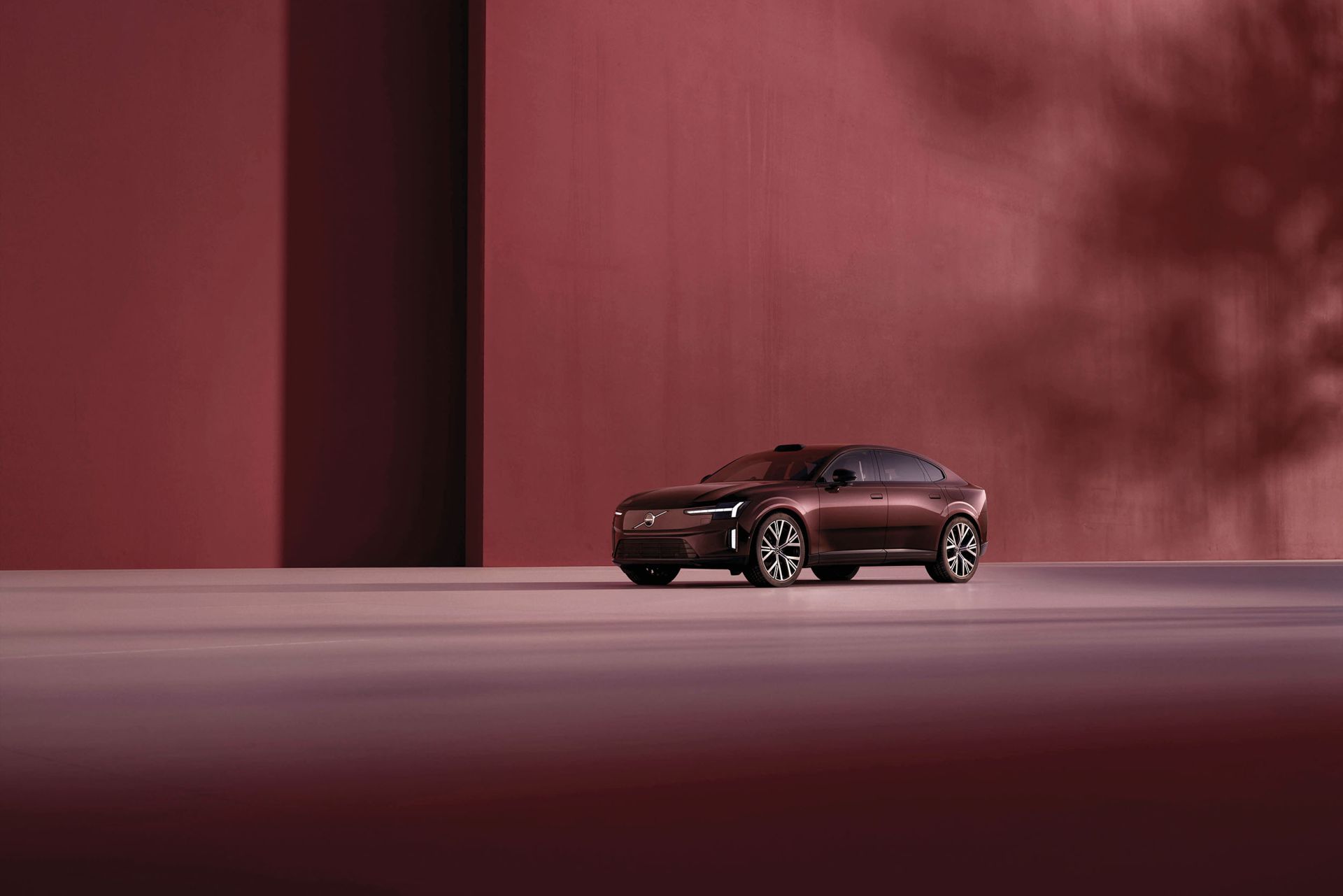 Pětidveřový pětimetrový vůz je na vrcholu vyšší střední třídy, svojí vyšší stavbou se ale nachází mezi osobními modely a SUV. Foto: Volvo