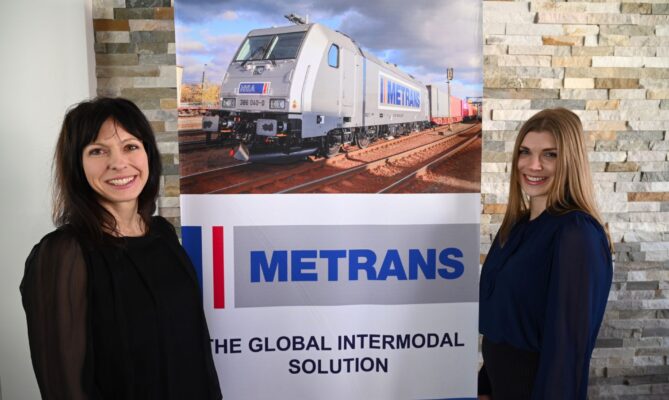 Petra Roučková, ESG specialist společnosti Metrans spolu s Dominikou Jeníčkovou, Head of Group Finance FP&A Foto: poskytnuto společností Metrans