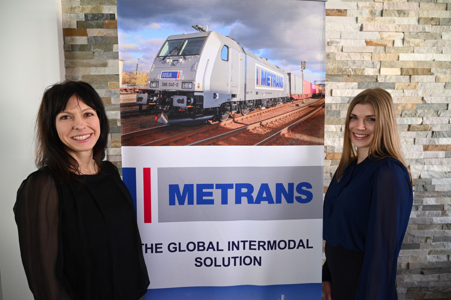 Petra Roučková, ESG specialist společnosti Metrans spolu s Dominikou Jeníčkovou, Head of Group Finance FP&A Foto: poskytnuto společností Metrans