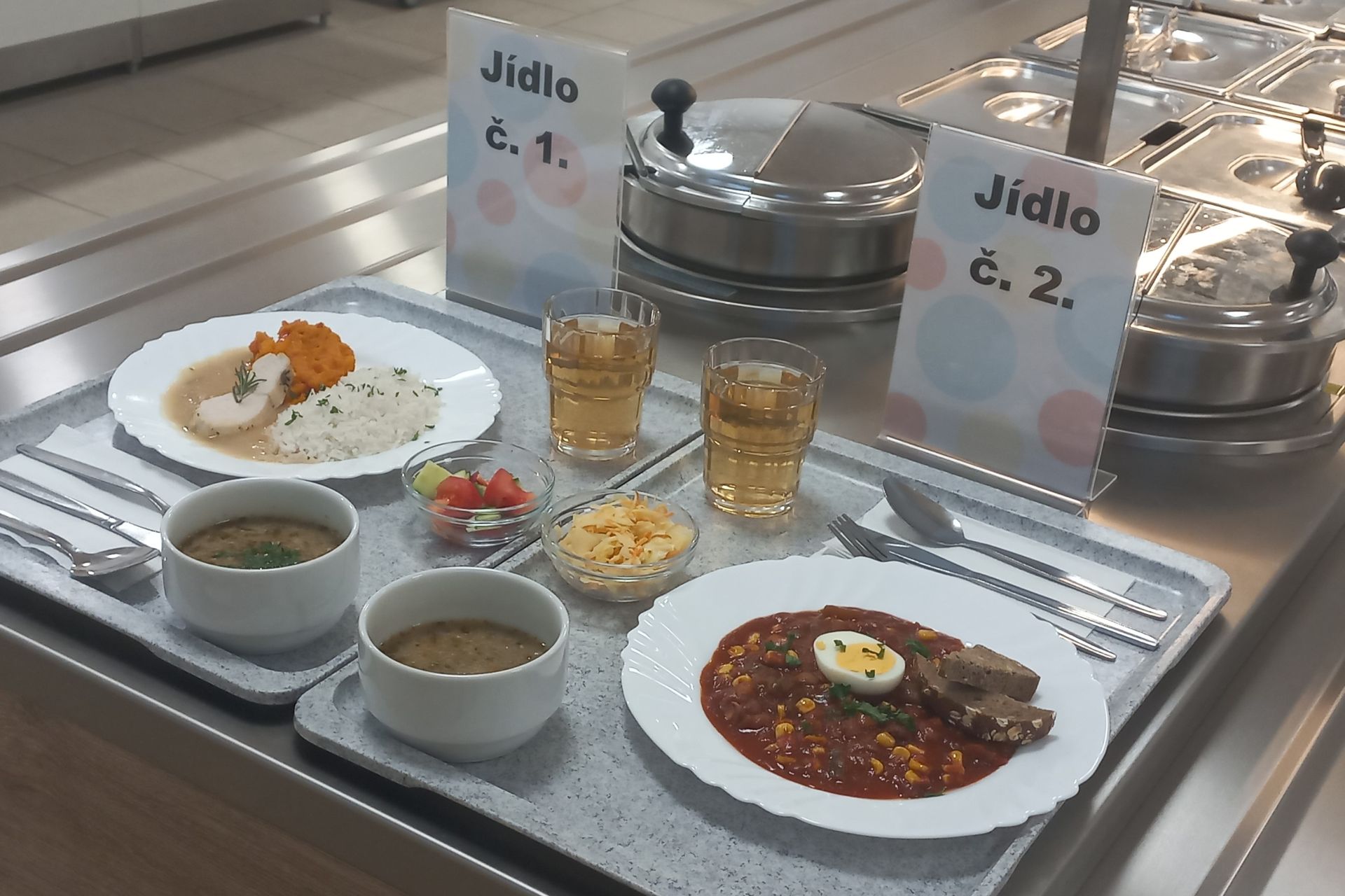 Školní restauraci, která neprodukuje žádný potravinový odpad, otevřeli v Tanvaldu na Jablonecku. Nesnědená jídla ze školní kuchyně míří k potřebným, nedojedené zbytky, kterých je ale minimum, končí v kompostéru. Foto: ČTK / Vacková Leona