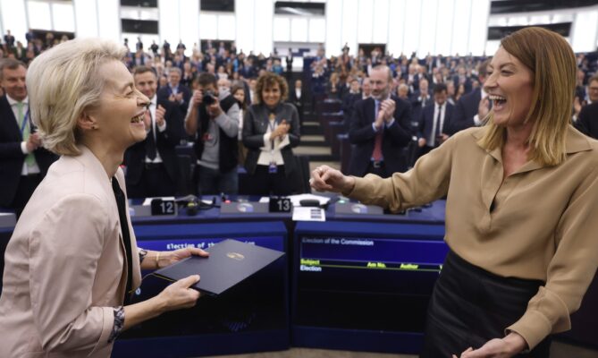 Prezidentka Evropské komise Ursula von der Leyenová a předsedkyně Evropského parlamentu Roberta Metsolaová po schválení nové Evropské komise. Foto: ČTK / AP / Jean-Francois Badias
