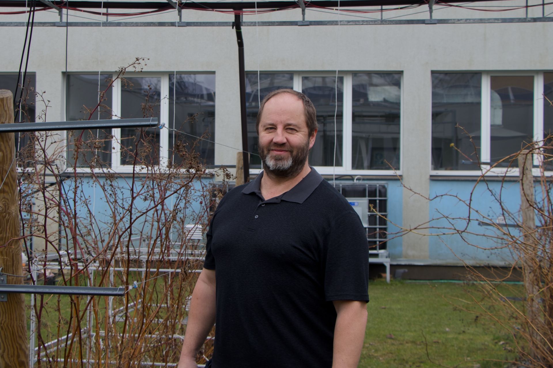 Milan Kroulík z České zemědělské univerzity zkoumá vliv agrovoltaiky na plodiny. Foto: Karolína Chlumecká, Ekonews