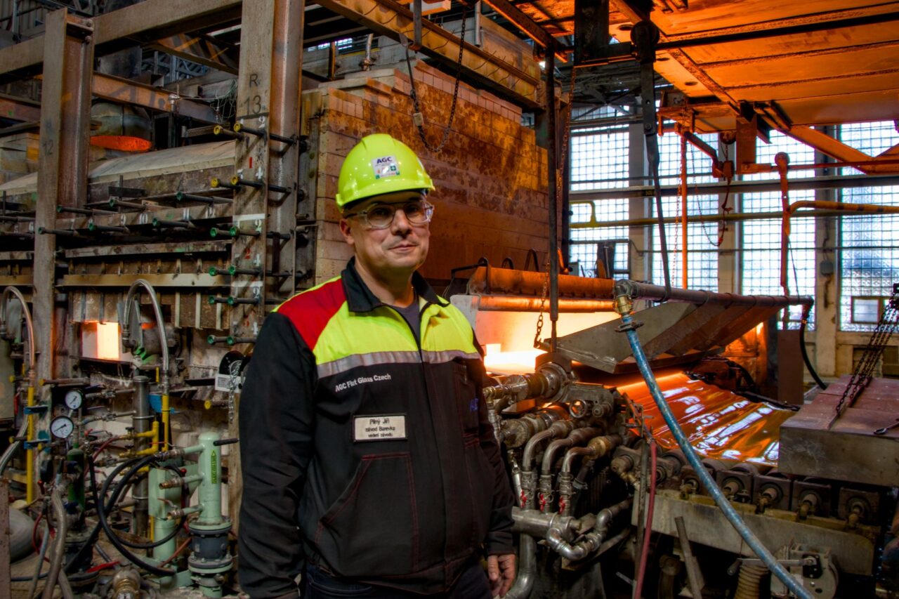 Ředitel závodu Barevka Jiří Pilný u inovativní hybridní linky. Foto: Karolína Chlumecká, Ekonews