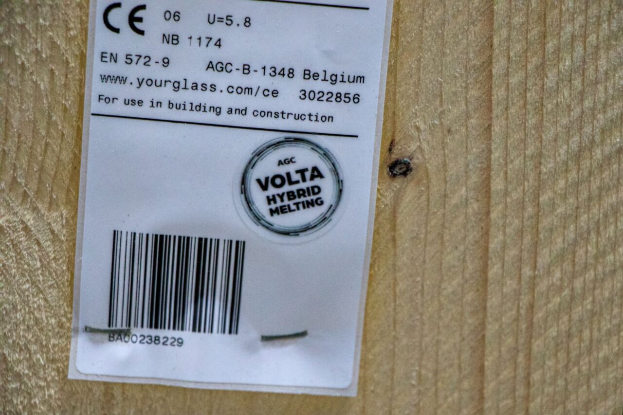 Vyrobené sklo dostává nálepku, že pochází z hybridní pece. Foto: Karolína Chlumecká, Ekonews