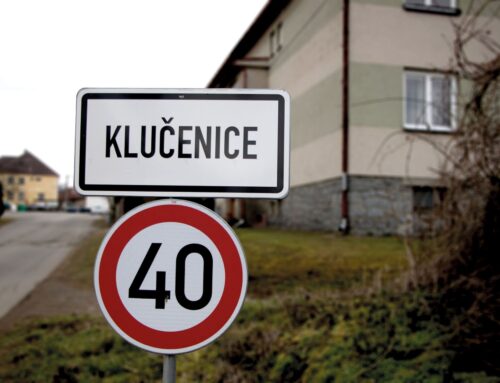 Vyhaslý komín, dobrý komín. Energeticky soběstačná vesnice má soláry i štěpku a vytápí ji kravín