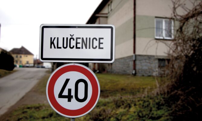 Klučenice na jihu Středočeského kraje s necelou pětistovkou obyvatel vytápí z části teplo z bioplynové stanice. Mají tam ale i vlastní soláry a kotle na štěpku. Foto: Karolína Chlumecká, Ekonews