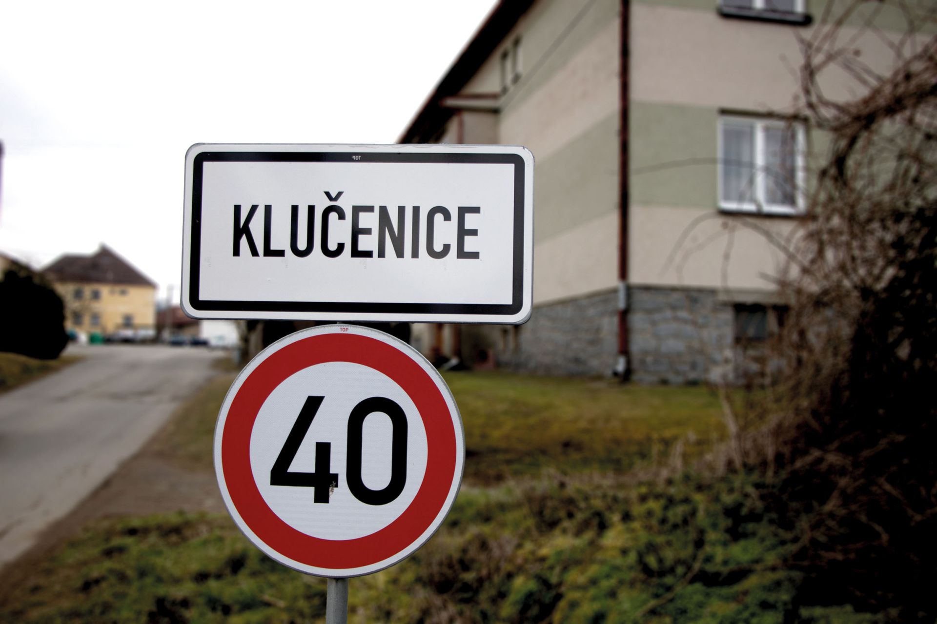 Klučenice na jihu Středočeského kraje s necelou pětistovkou obyvatel vytápí z části teplo z bioplynové stanice. Mají tam ale i vlastní soláry a kotle na štěpku. Foto: Karolína Chlumecká, Ekonews