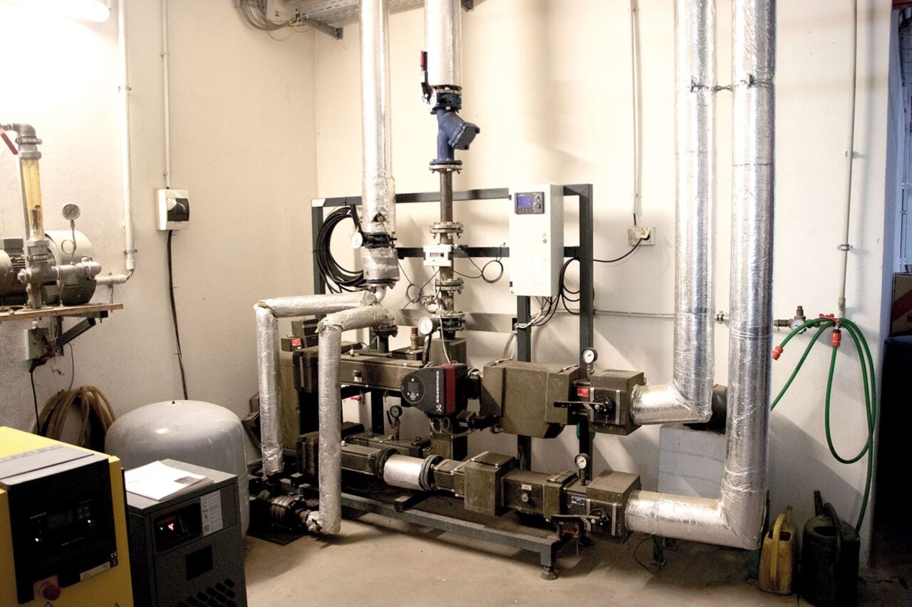 Ze „srdce“ rozvodů v bioplynové stanici proudí teplo do 31 odběrných míst. Foto: Karolína Chlumecká, Ekonews