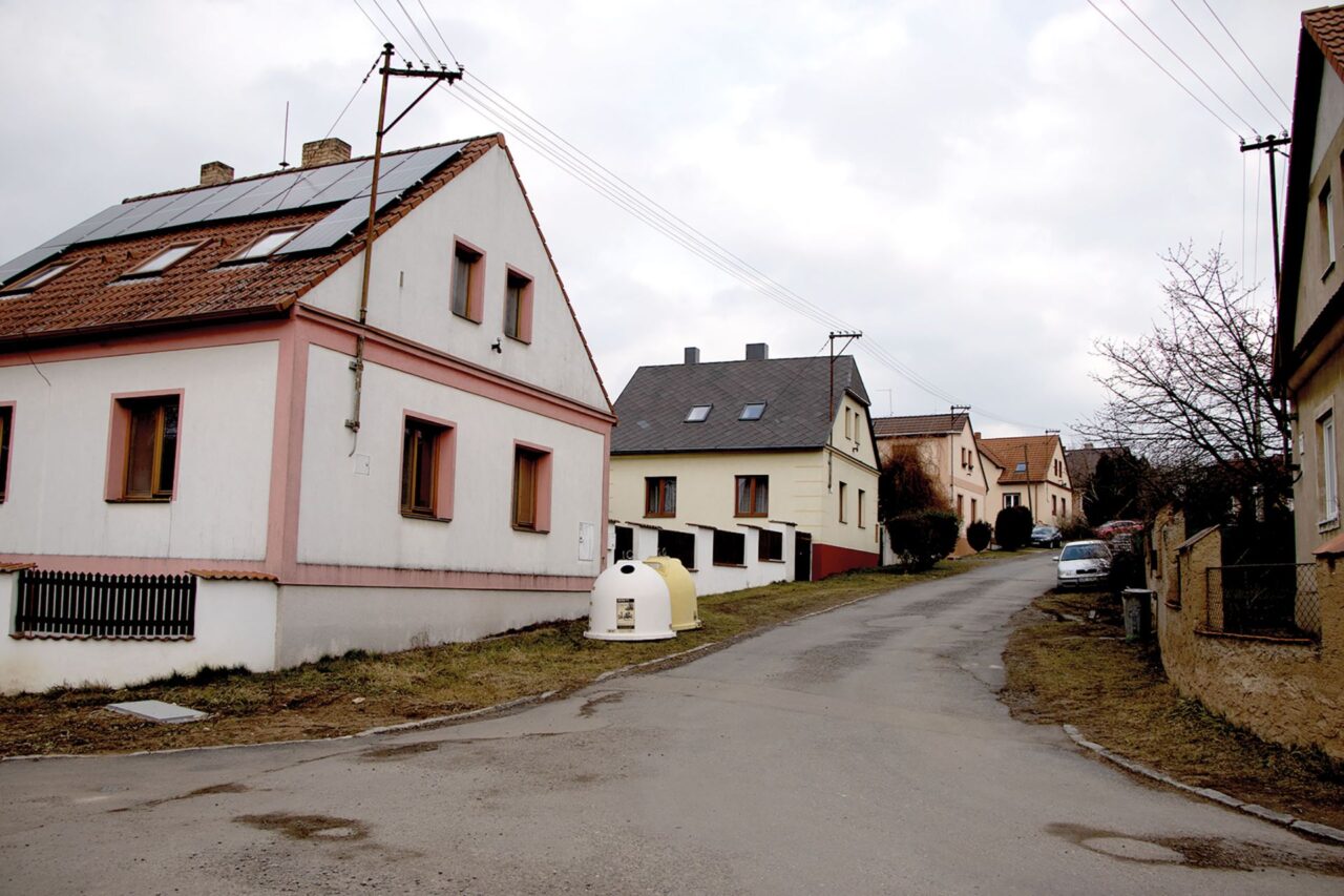 Podobně se vytápějí také domy, které v minulosti postavili pro vysídlené z vesnic pod Orlickou přehradou. Foto: Karolína Chlumecká, Ekonews