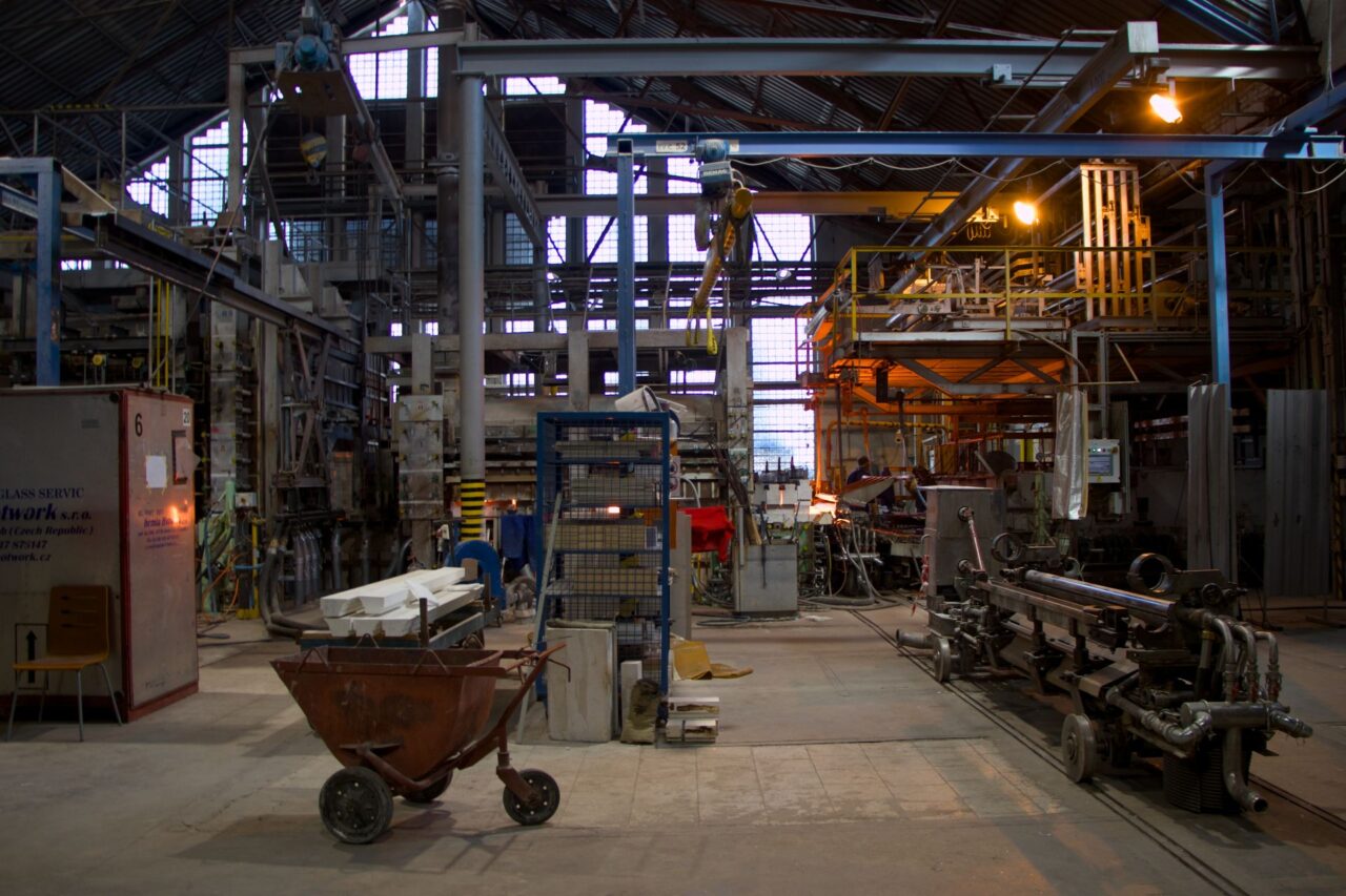 Ve sklárně pracuje přes 130 zaměstnanců. Foto: Karolína Chlumecká, Ekonews