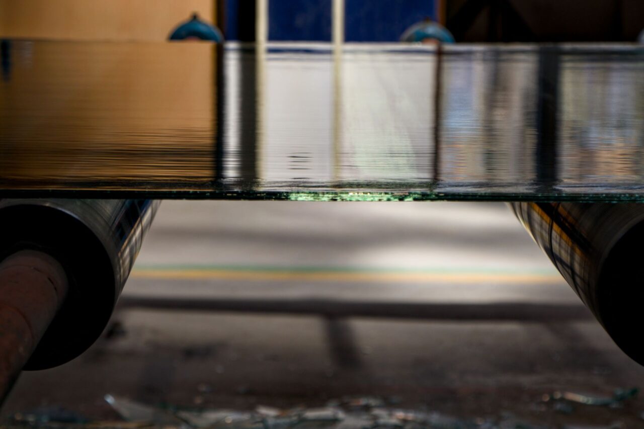 Denně se v nepřetržitém provozu vyrobí až 90 tun skla. Foto: Karolína Chlumecká, Ekonews