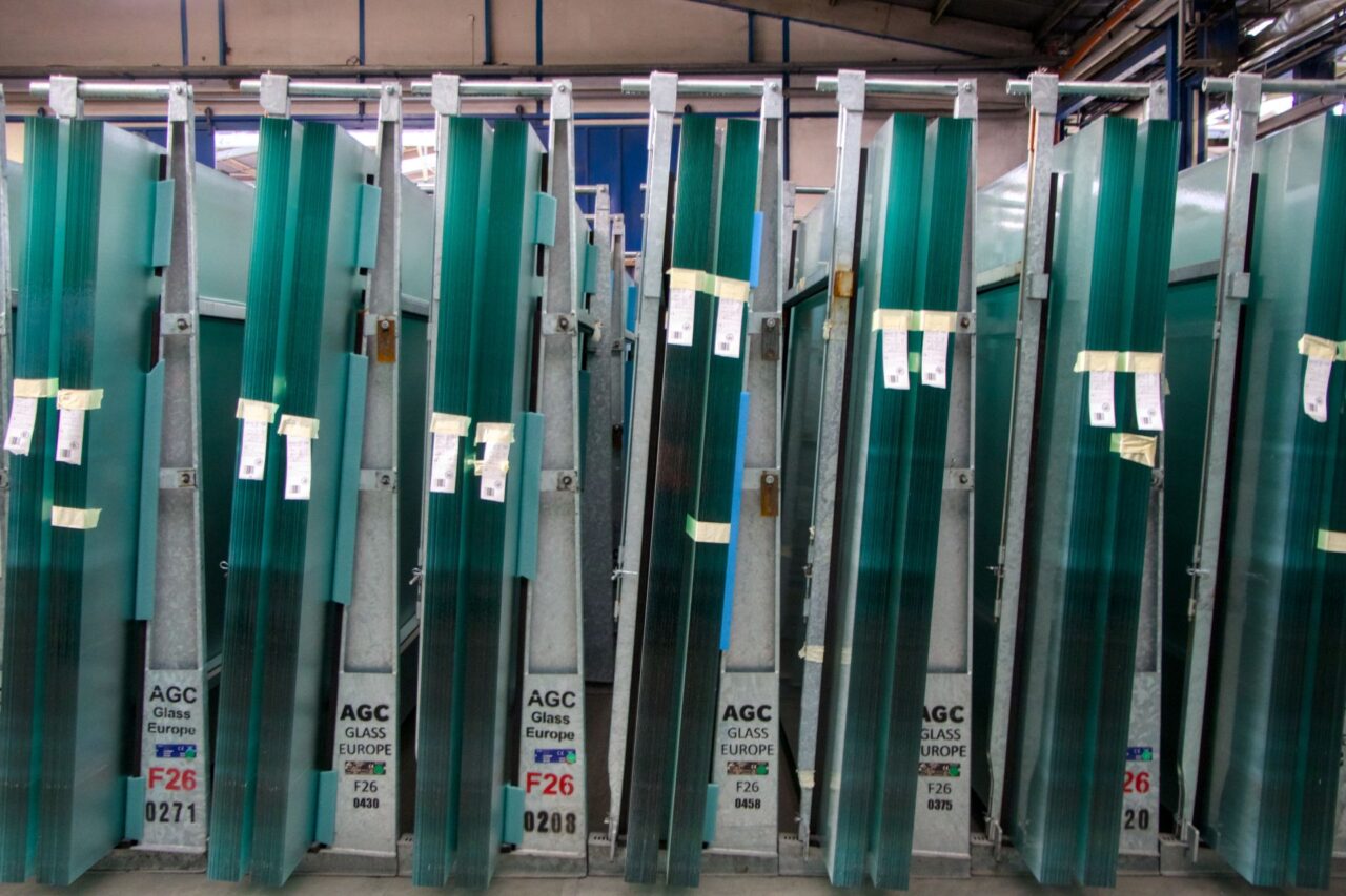 Mezi zákazníky severočeské sklárny patří hlavně výrobci oken a dveří. Foto: Karolína Chlumecká, Ekonews