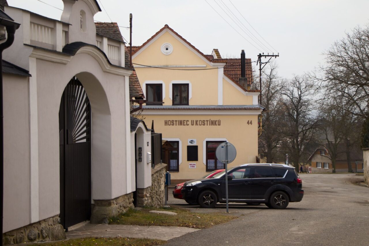 Starosta Vozábal se snaží život v obci udržet i jinak. Připravuje stavební parcely, renovuje starší obecní budovy a nad místním hostincem vzniknou také nové prostory. Foto: Karolína Chlumecká, Ekonews