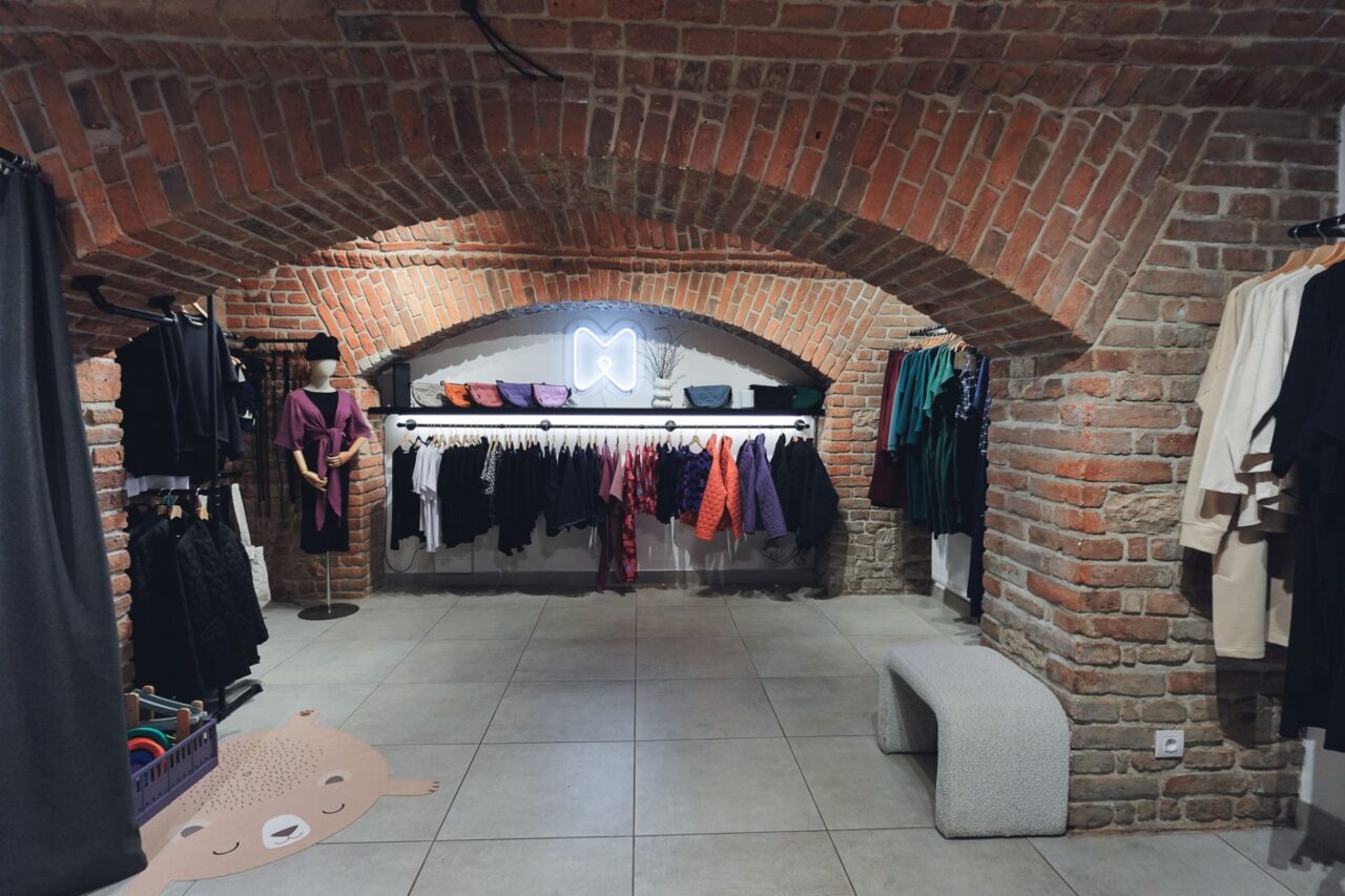 Značka Minile využívá sedm evropských dodavatelů látek a střídá je, protože některý dodavatel je skvělý na úplety a jiný na tkaniny. Foto: poskytnuto Leonou Průchovou