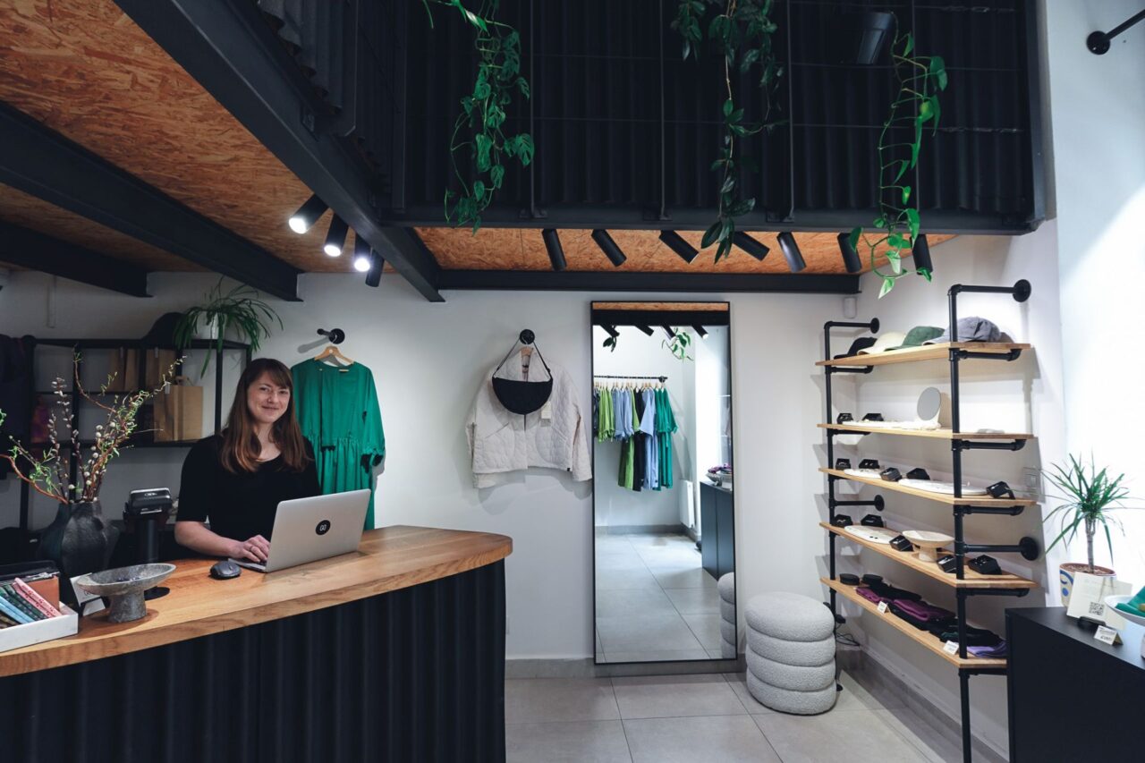 Oblečení pro Minile šijí švadlenky ze svých domovů, například na půl úvazku. Foto: poskytnuto Leonou Průchovou