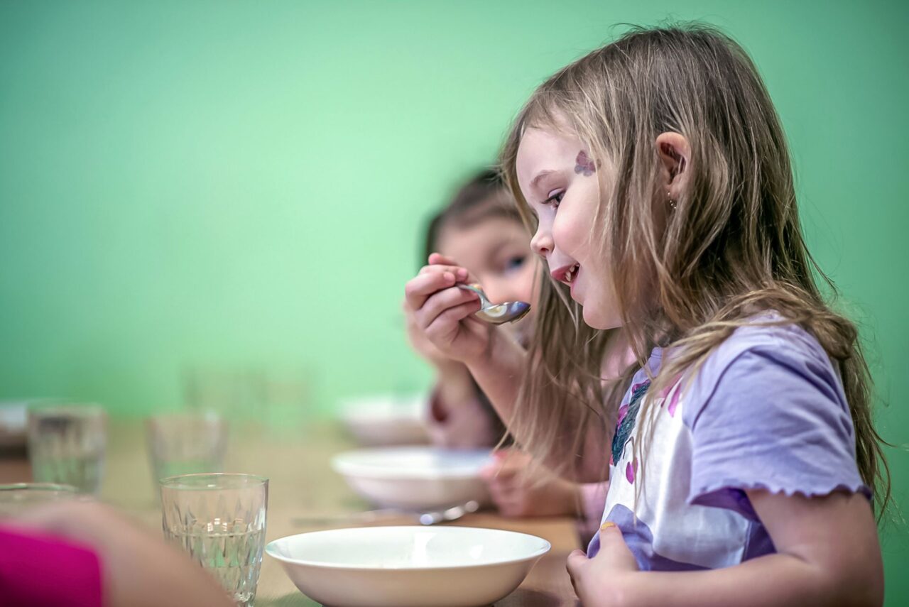 Letos školka zkouší v pátek k obědu nedávat polévku, zato před hlavním jídlem nabízí předkrm. Foto: Kateřina Hefler, Ekonews