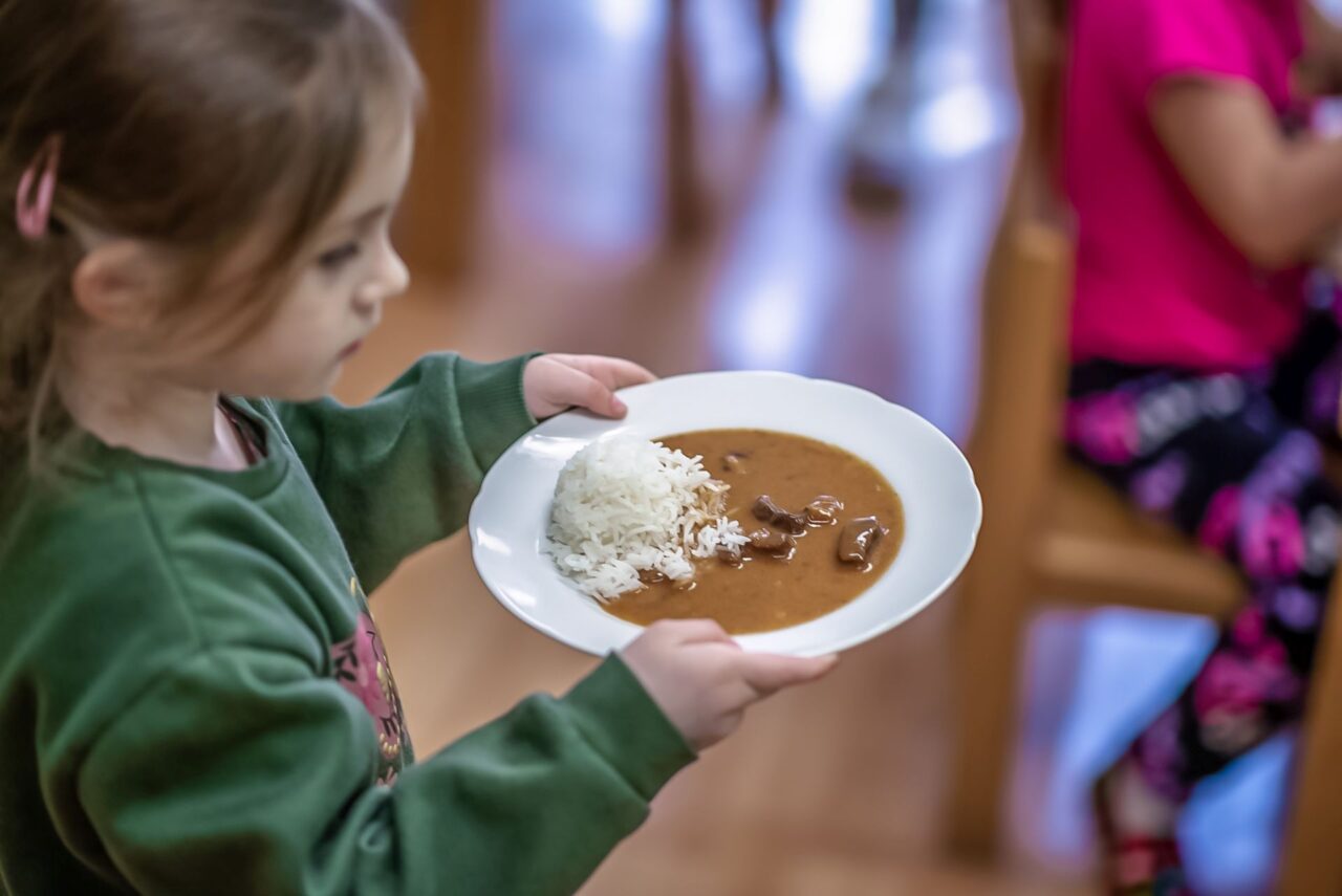 Školka vaří i českou klasiku. Snaží se ale jídelníček oživit o méně běžné pokrmy, případně klasické recepty trochu upravit. Foto: Kateřina Hefler, Ekonews