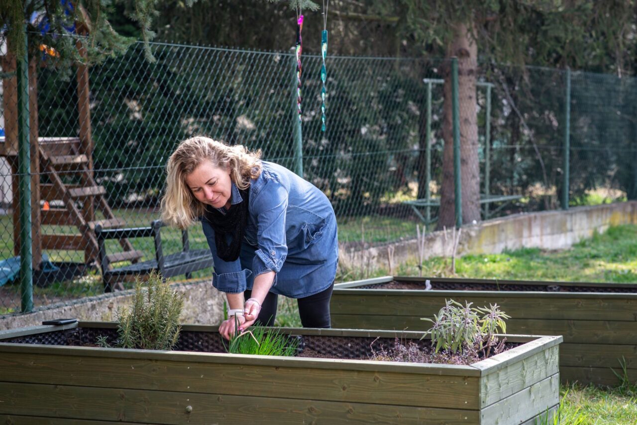 Díky záhonům na zahrádce školky se děti leccos dozvědí o pěstování bylinek. O jejich zařazení do jídelníčku se pak postará Hana Hlouchová. Foto: Kateřina Hefler, Ekonews