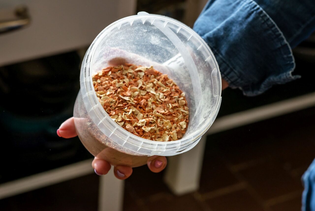 Domácí sušená zelenina pro dochucení a zahuštění polévek. Foto: Kateřina Hefler, Ekonews