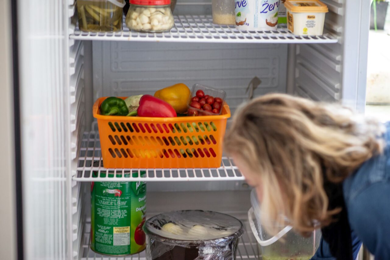 Škola si připravuje vývary z odřezků zeleniny, aby minimalizovala odpady, a připravuje domáci mozzarellu. Foto: Kateřina Hefler, Ekonews