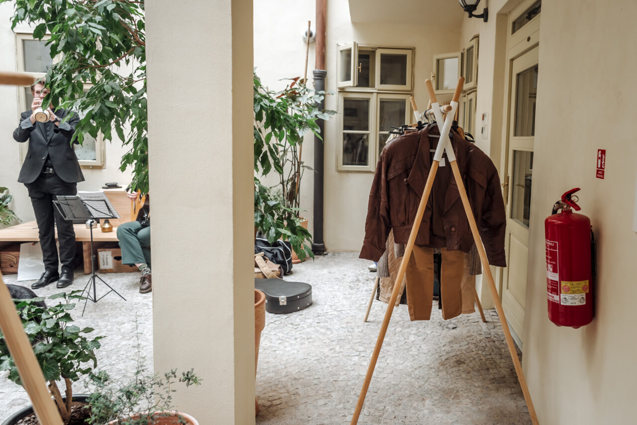 Nemá smysl kupovat další oblečení, když to skvělé už dávno existuje – jen je potřeba ho dostat do pohybu, tvrdí organizátoři akce. Foto: Kateřina Hefler, Ekonews