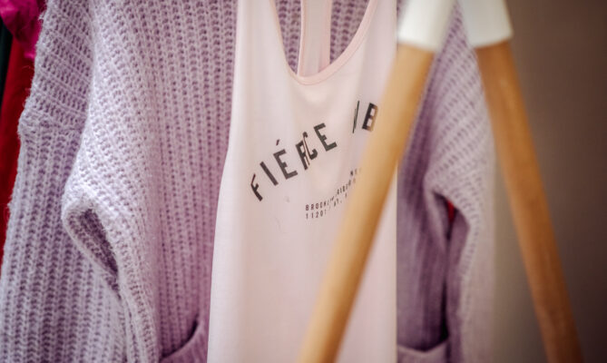 Swapy a secondhandy jsou už pro mladší generace plnohodnotnou alternativou k novému oblečení. Foto: Kateřina Hefler, Ekonews