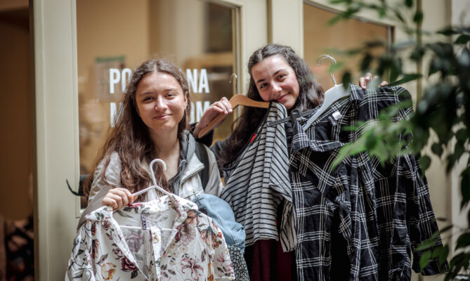 Návštěvníci se mohou zapojit do swapů, kam mohou přinést oblečení, které už nenosí, a odnést si na oplátku něco, co jim udělá radost. Foto: Kateřina Hefler, Ekonews