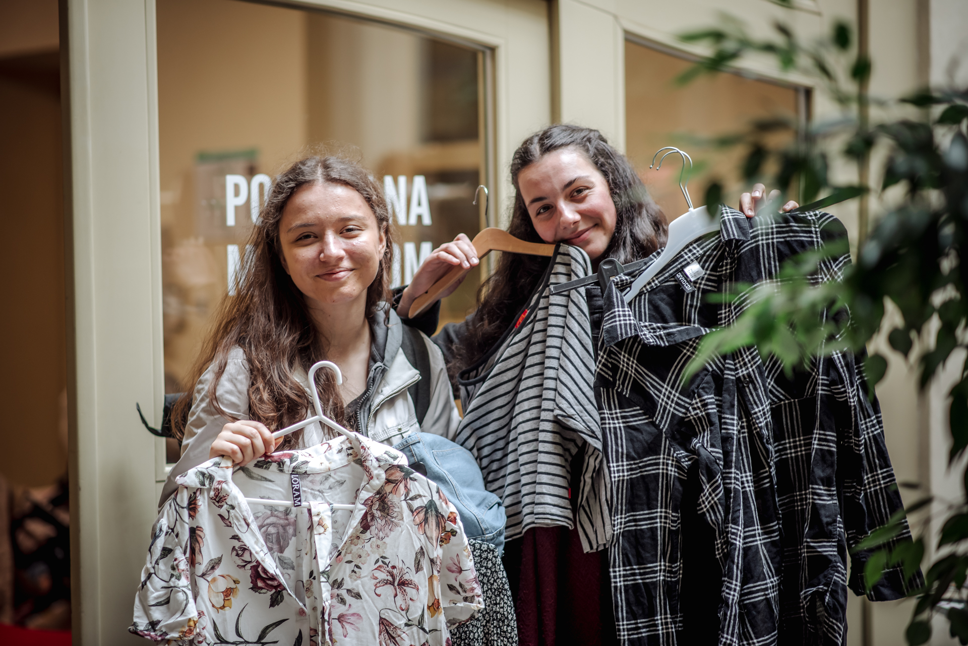 Návštěvníci se mohou zapojit do swapů, kam mohou přinést oblečení, které už nenosí, a odnést si na oplátku něco, co jim udělá radost. Foto: Kateřina Hefler, Ekonews