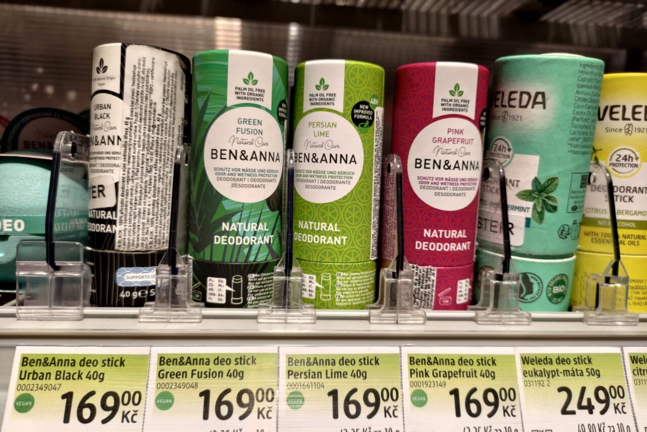 Deodoranty Ben & Anna se z papírové tuby dobře vysouvají a nezanechávají stopy na oblečení. Foto: Martina Patočková, Ekonews