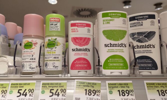 Přírodních deodorantů je na trhu slušný výběr. Ne všechny však fungují bezchybně. Foto: Martina Patočková, Ekonews