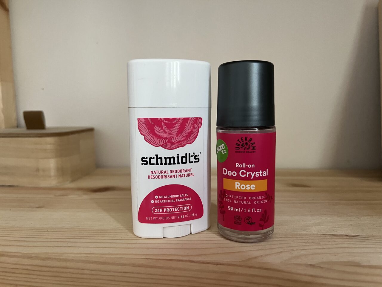 Deodorant Schmidt's proti pachu působí přesvědčivě, Urtekram naopak v této disciplíně selhává. Foto: Valentina Podlesná, Ekonews