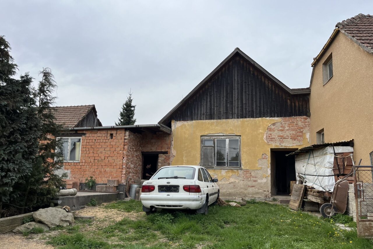Dům je opravdu starý a v dezolátním stavu. „Nemá ani základovou desku. Rozhodli jsme se jej proto zbourat,“ říká Zuzana Filipová. Foto: poskytnuto Zuzanou Filipovou