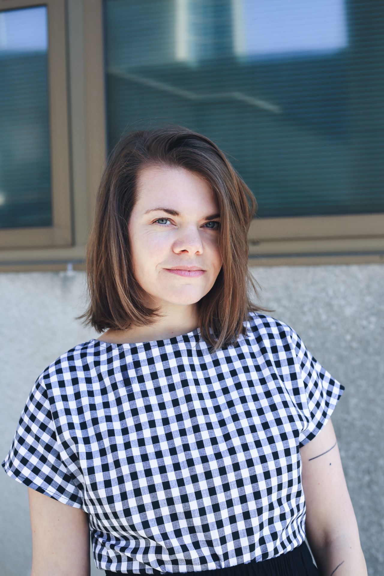 „Výroby oblečení jsem se vždycky obávala, protože nemám vystudovanou žádnou oděvní školu. Sama v sobě jsem měla zakořeněné, že bez toho se módou zabývat nemůžu,“ říká Leona Průchová. Foto: poskytnuto Leonou Průchovou