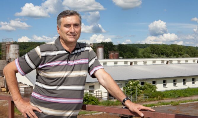 „Naše zvířata si dělají, co chtějí. Mají krmení 24 hodin, nenutíme je jít si lehnout tím, že jim zhasneme,“ říká majitel Farmy Choťovice Karel Horák. Foto: poskytnuto Farmou Choťovice