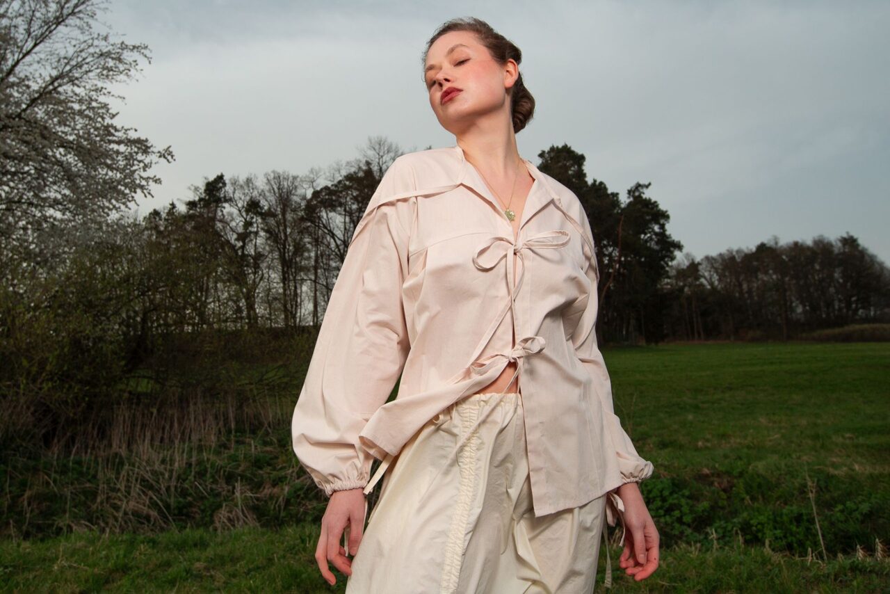 Košile Tilia z bavlněného popelínu má řasené rukávy které lze stahovat a zavázat na mašli. Foto: poskytnuto Johanou Skálovou