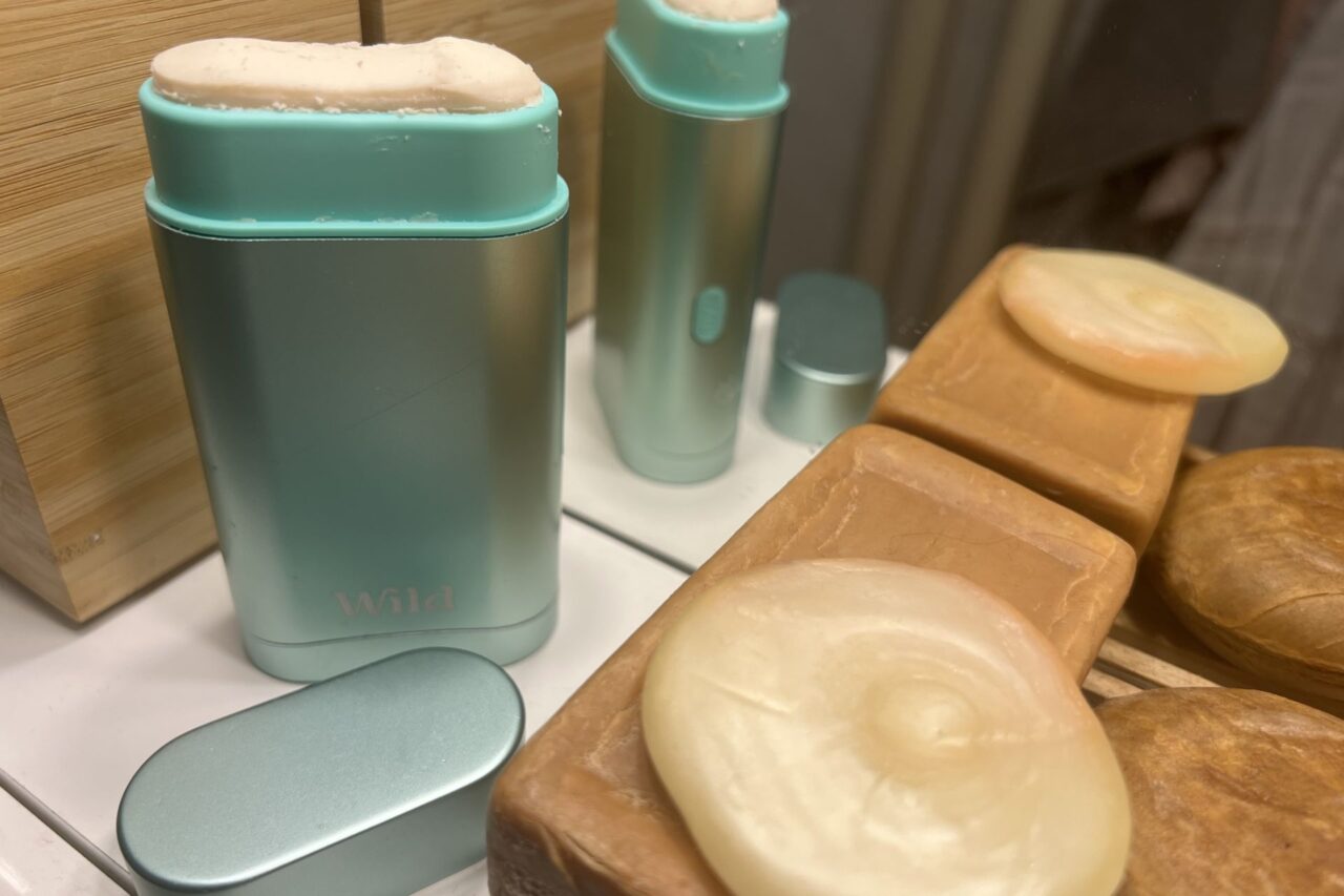 Aplikátor, ve kterém se prodává deodorant značky Wild, je opakovatelně použitelný. Foto: Tereza Koudelová, Ekonews